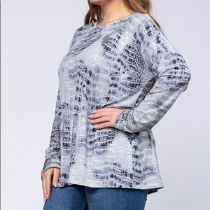 New Women’s Plus Size 1X 2X 3X Alligator print Gray Top Long Sleeves Boutique